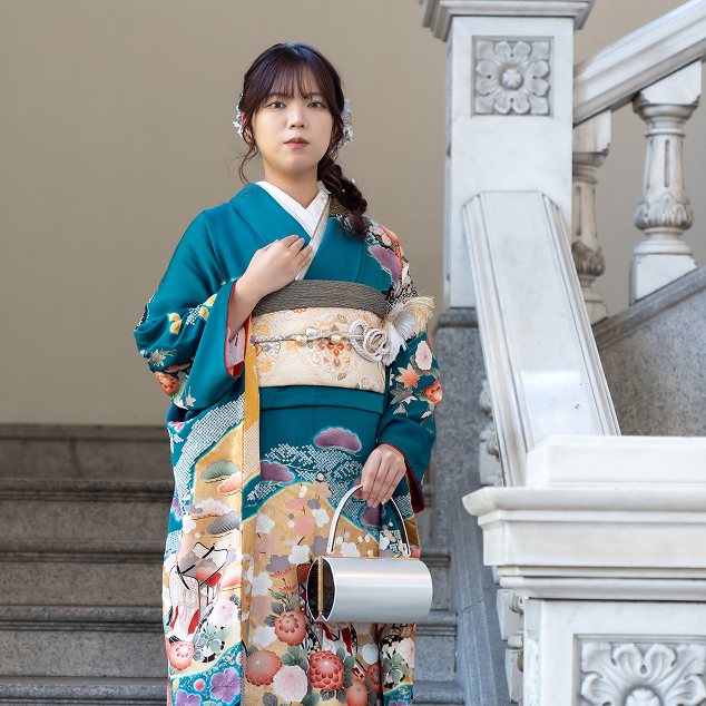 振袖姿で成人式の記念撮影をする女性