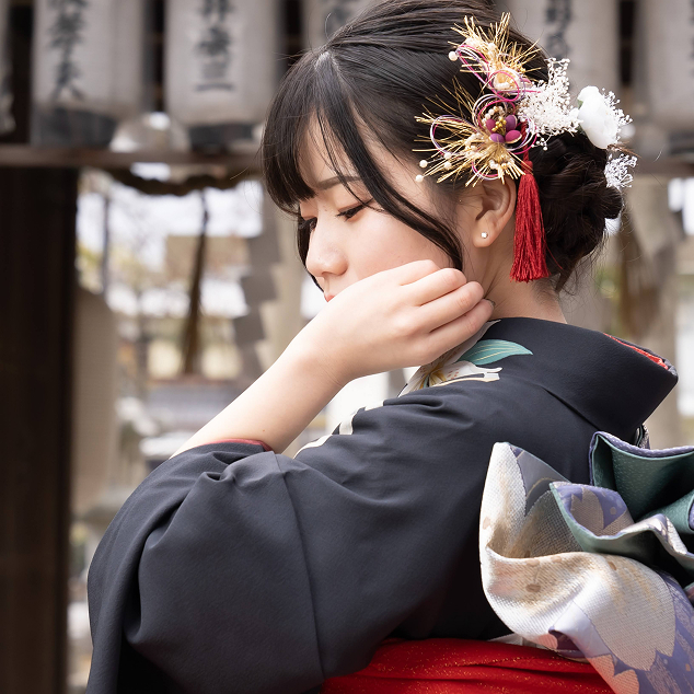 神社で振袖姿の成人女性を撮影した一枚