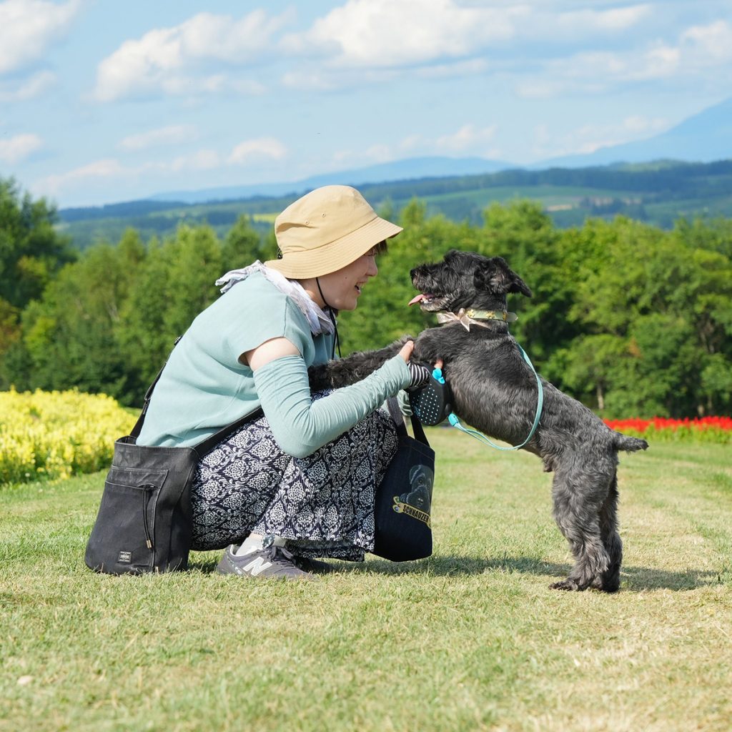 飼い主と見つめ合う瞬間を残したペットとのロケーション撮影