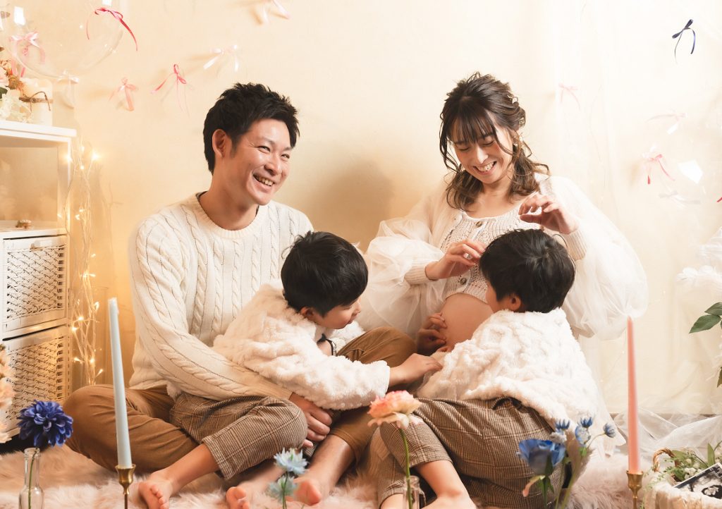 マタニティ撮影でお腹の赤ちゃんに触れる家族の自然なひととき