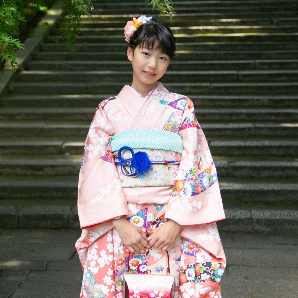 神社の石段で十三詣りの着物姿を撮影した記念写真