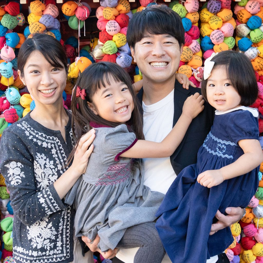 両親ときょうだいで写る家族写真