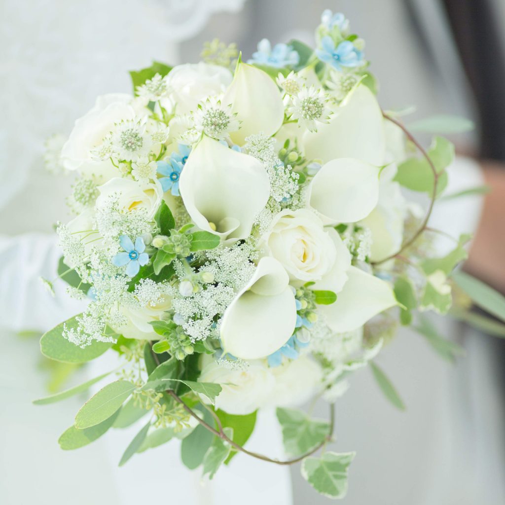 白いカラーとグリーンを基調にしたナチュラルなウェディングブーケ
