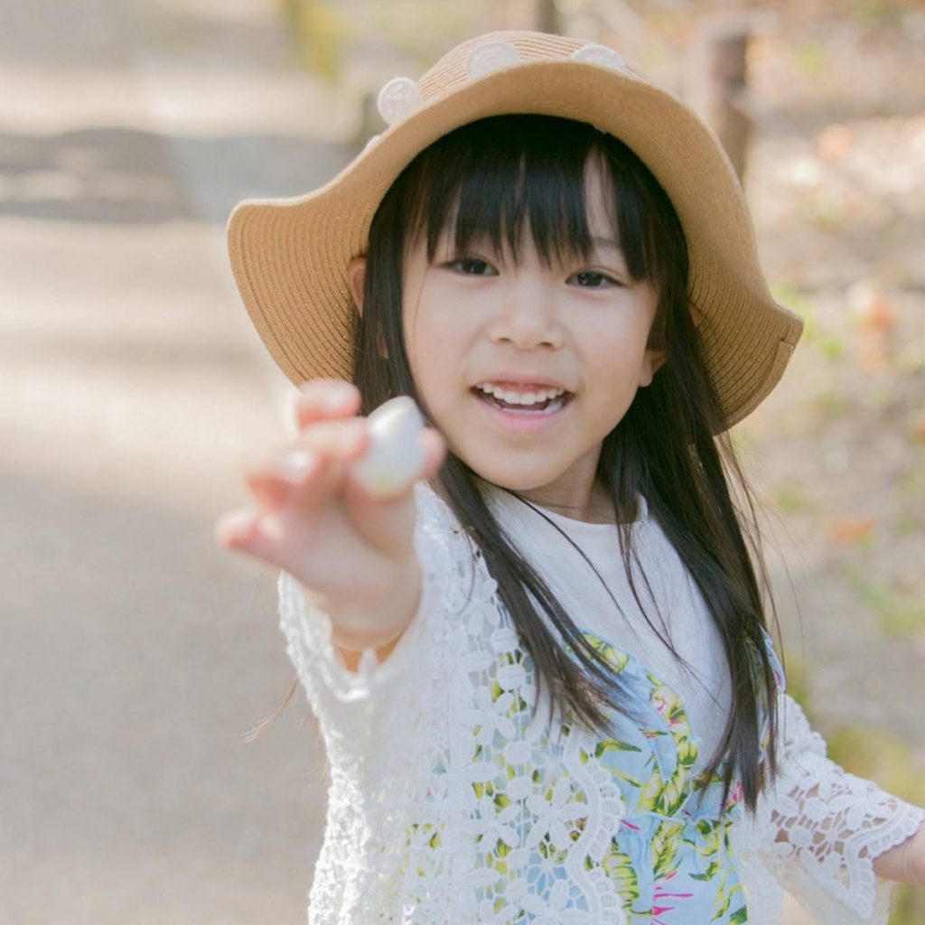 自然光の中で遊ぶ子どもの日常の表情を残したファミリー撮影