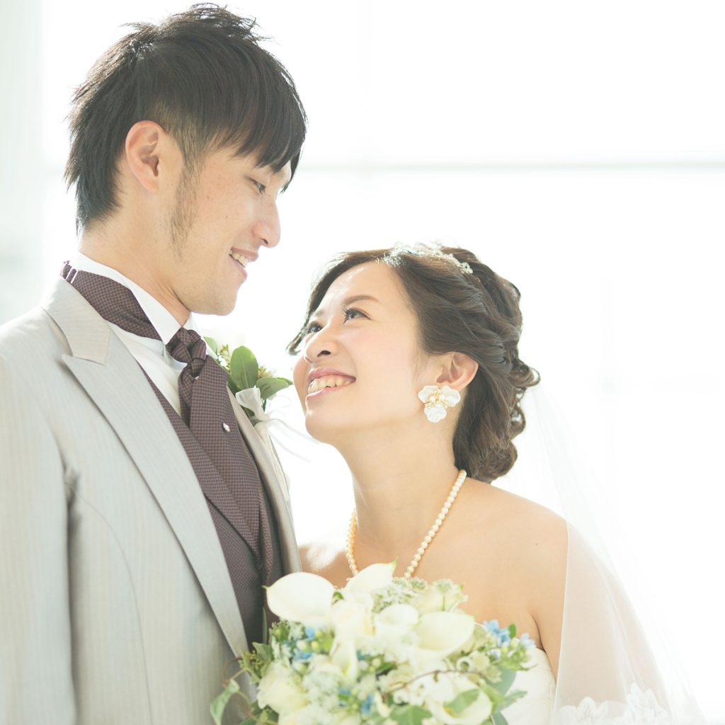結婚式で見つめ合う新郎新婦のナチュラルなウェディングフォト