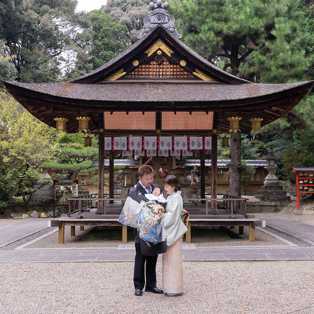 神社の本殿前で撮影するお宮参りのロケーションフォト

