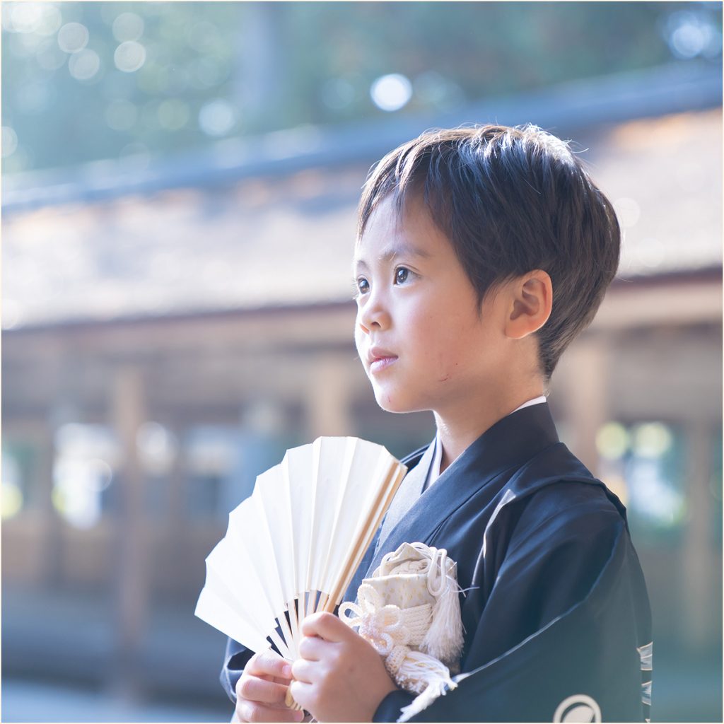 七五三で羽織袴を着た男の子が扇子を持つロケーション撮影
