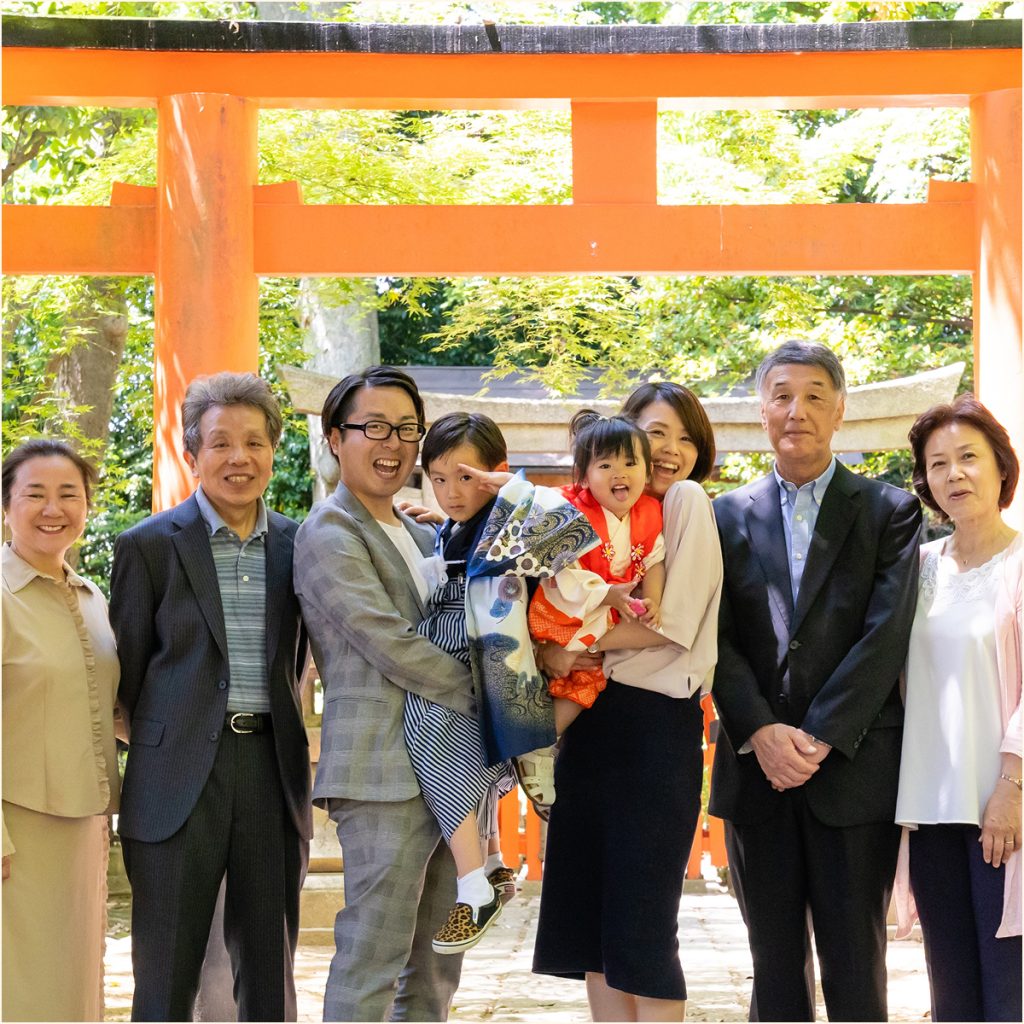 七五三のお参りで神社に集まった家族写真