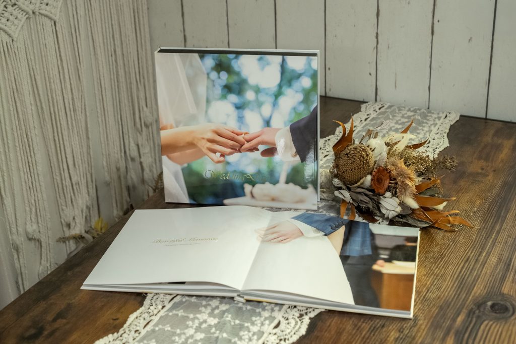 ウエディングアルバムをインテリアとして飾ったイメージ