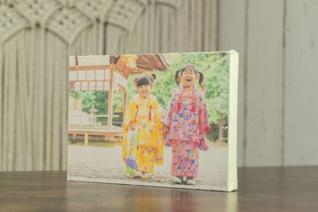 七五三の写真を木製パネルとして飾るイメージ