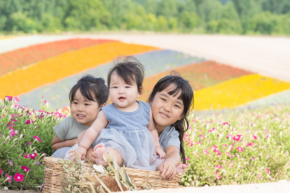北海道の花畑で撮影した子どもたちのロケーションフォト