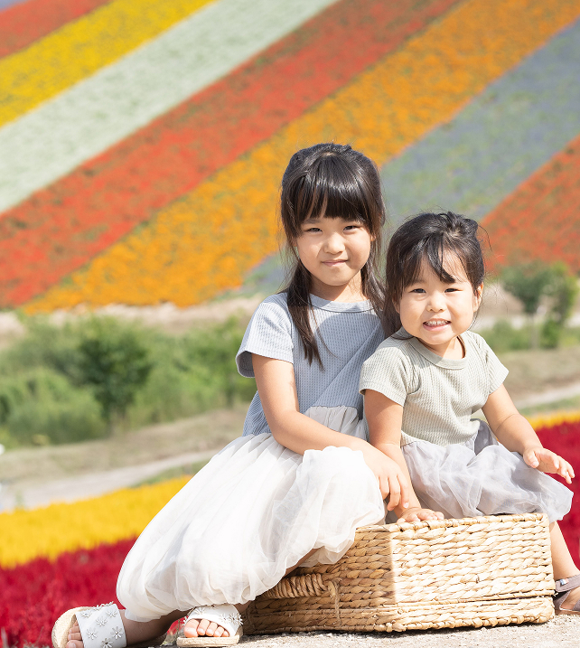 北海道の花畑を背景にした姉妹のロケーション撮影