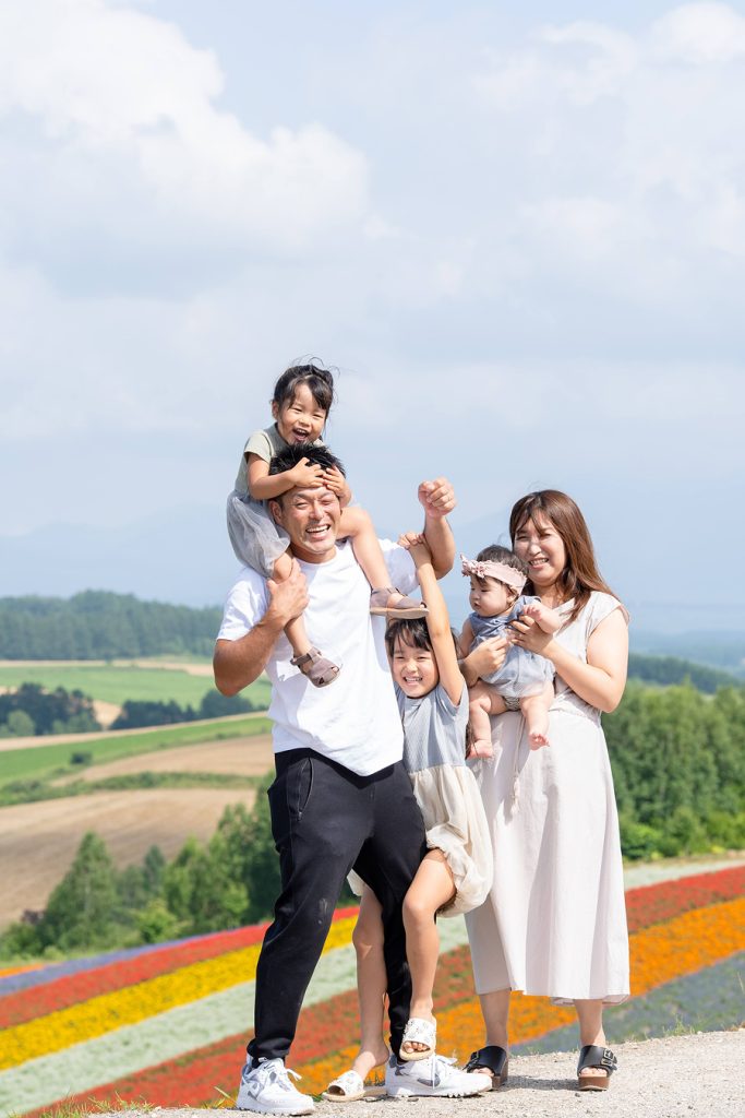 北海道の花畑を背景に撮影した家族のロケーションフォト