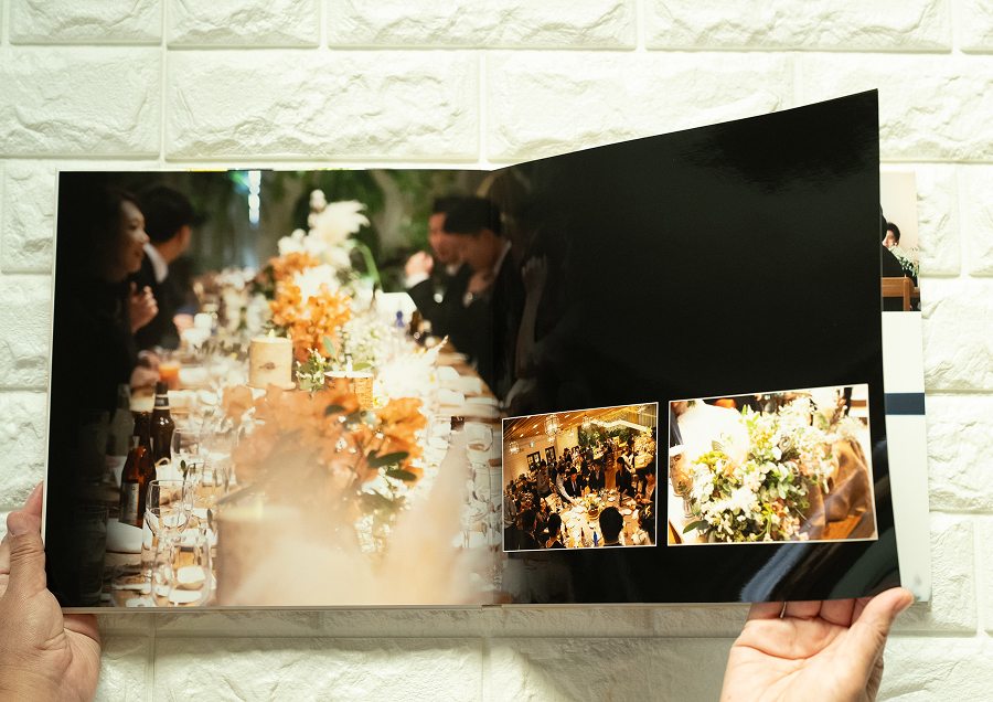 披露宴のテーブル装花やゲストの様子を収めたウエディングアルバム中面