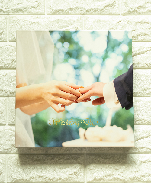 結婚式の指輪交換シーンを収めたウエディングアルバム表紙