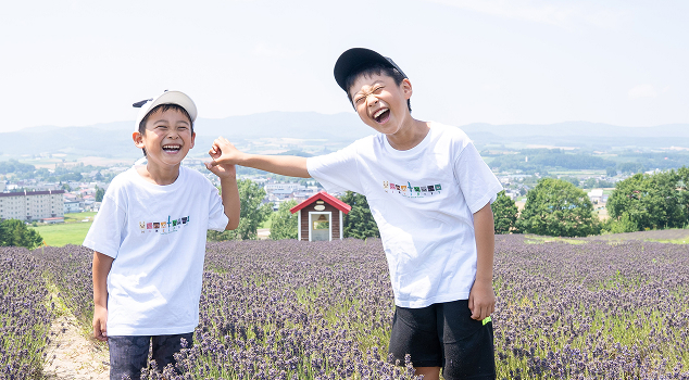 北海道のラベンダー畑で撮影した男の子たちのロケーションフォト