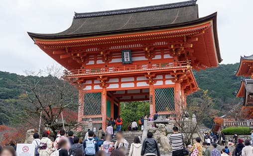 A famous Japanese sightseeing spot overflowing with crowds, highlighting the difficulty of taking photos without strangers in the frame.